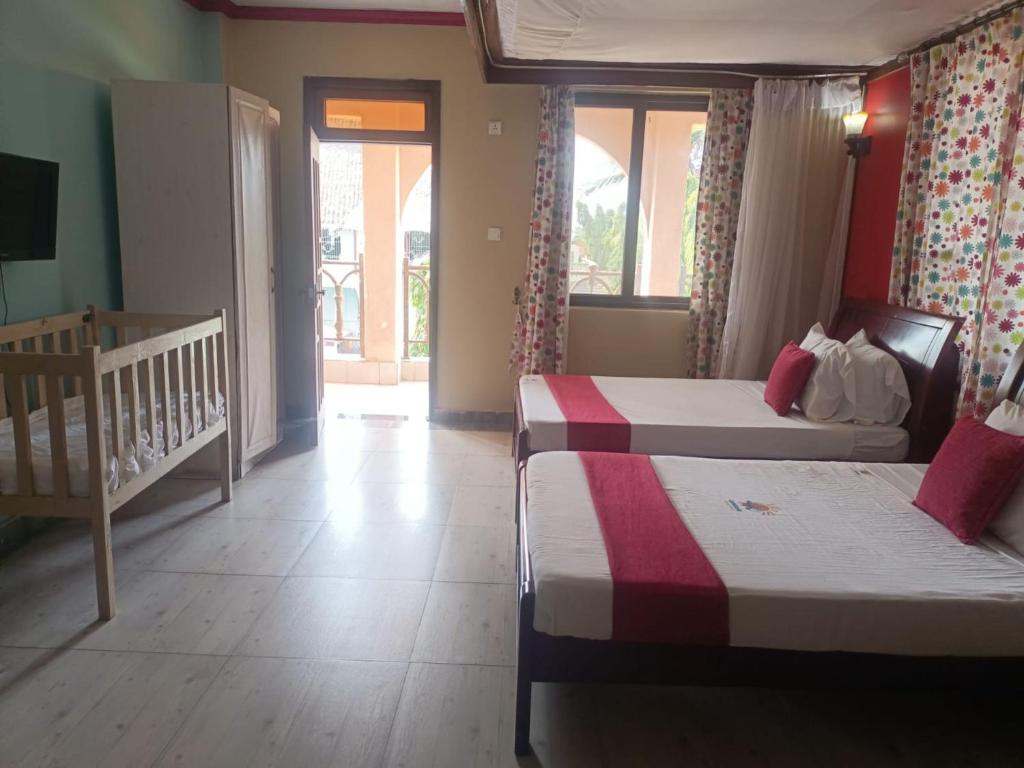 Postel nebo postele na pokoji v ubytování Lambada Holiday Resort Mombasa