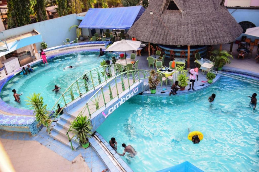 Lambada Holiday Resort Mombasa في متوابا: اطلالة علوية على مسبح في منتجع