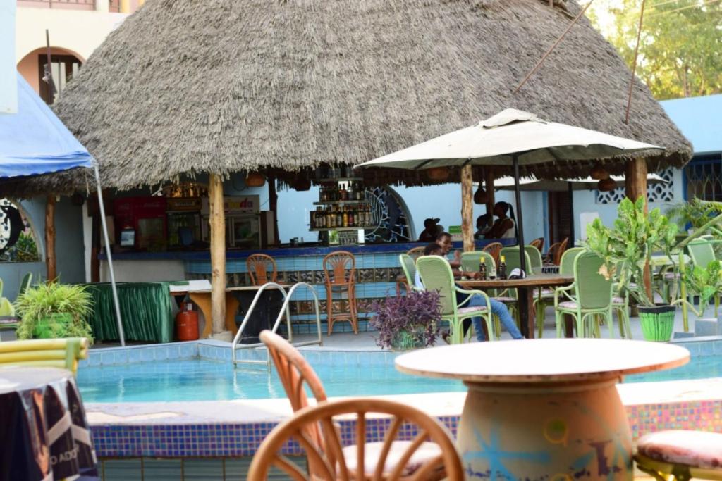 Bazén v ubytování Lambada Holiday Resort Mombasa nebo v jeho okolí
