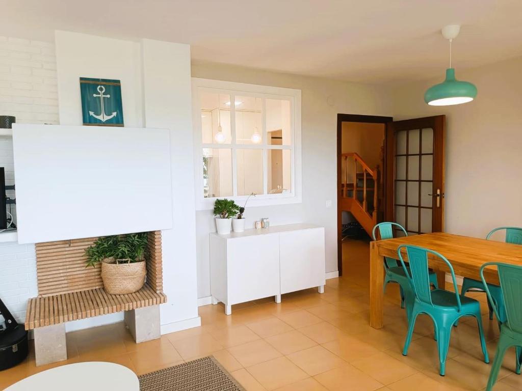 a kitchen and dining room with a table and chairs at Villa Service - Coral III in El Vendrell