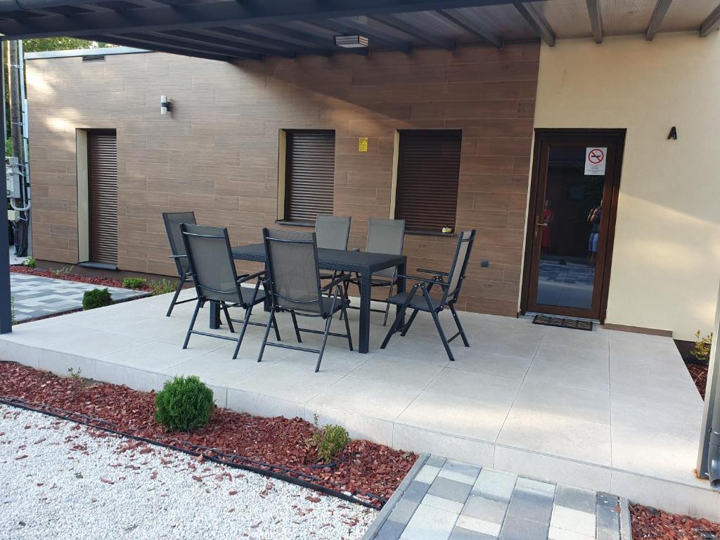 Patio nebo venkovní prostory v ubytování H&H Apartments Poroszló