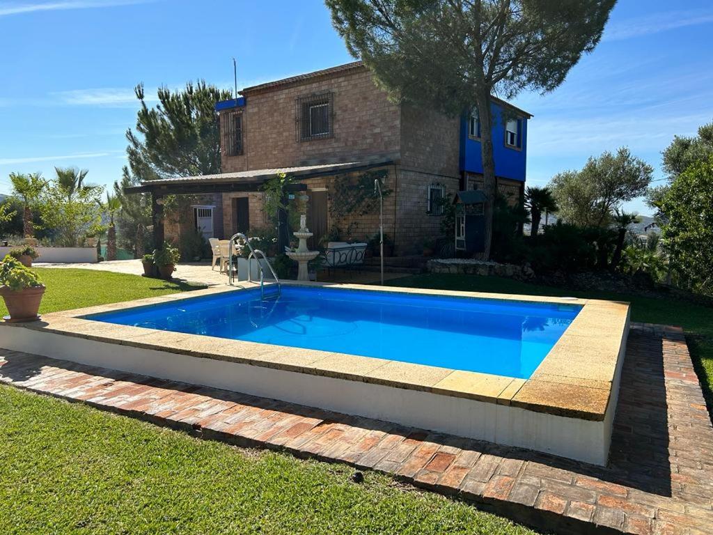 una piscina en el patio de una casa en Casa Rural Cupiana Piscina privada Malaga en Málaga