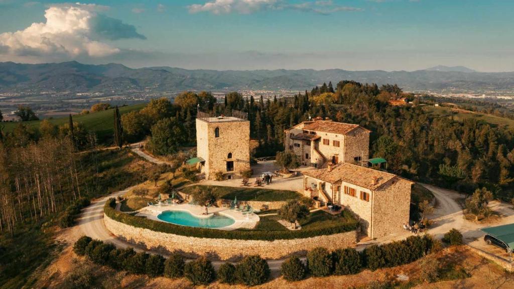 una vista aérea de una casa con piscina en Torre di Celle, en Monte Santa Maria Tiberina