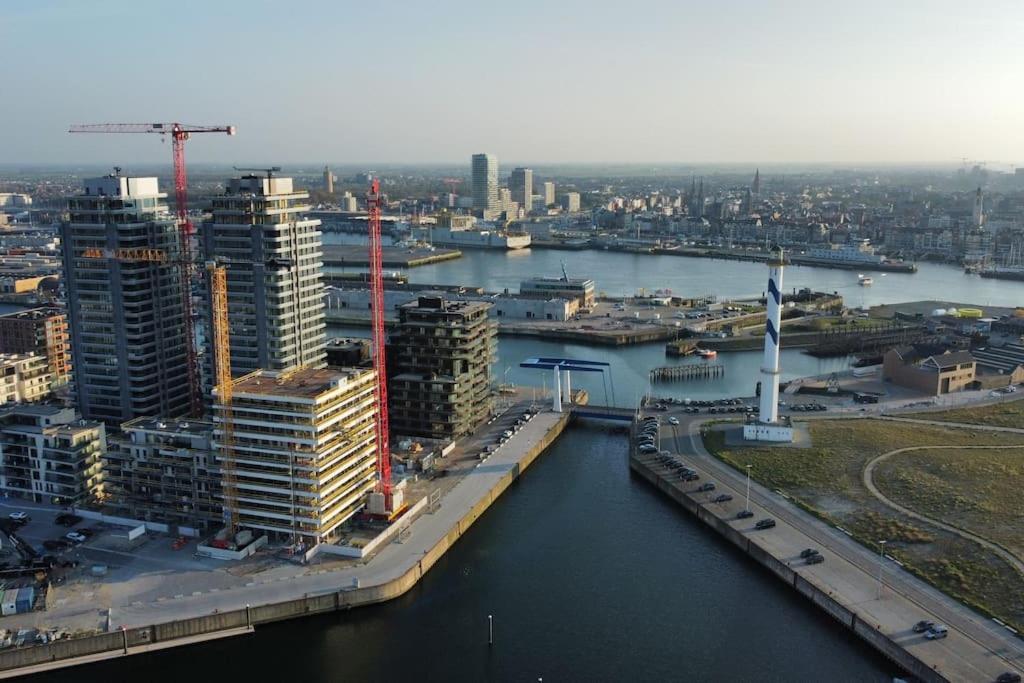 een luchtzicht op een stad met een rivier en gebouwen bij Stijlvol appartement in trendy wijk Oostende in Oostende