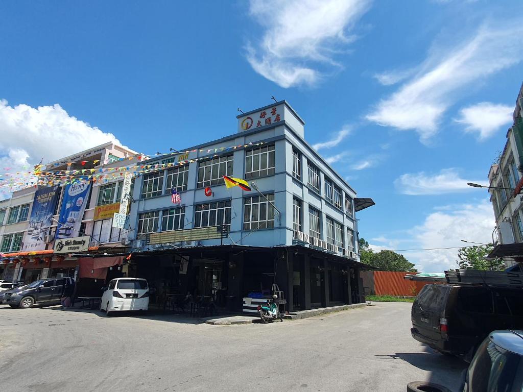 a blue building with a sign on top of it at OYO 90440 Good View Inn in Sri Aman