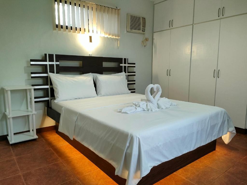 Una cama o camas en una habitación de DMC2 Residence Panglao