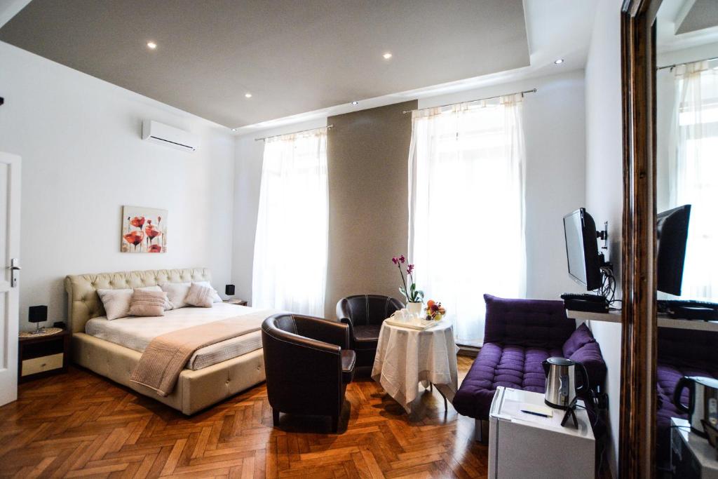 una camera con letto e un soggiorno di City Center Rooms a Pola (Pula)