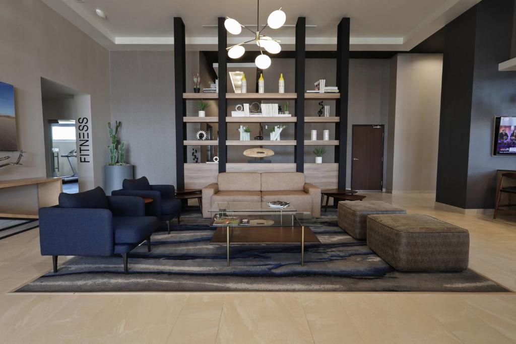 - un salon avec un canapé et une table dans l'établissement Fairfield Inn & Suites by Marriott Mexicali, à Mexicali