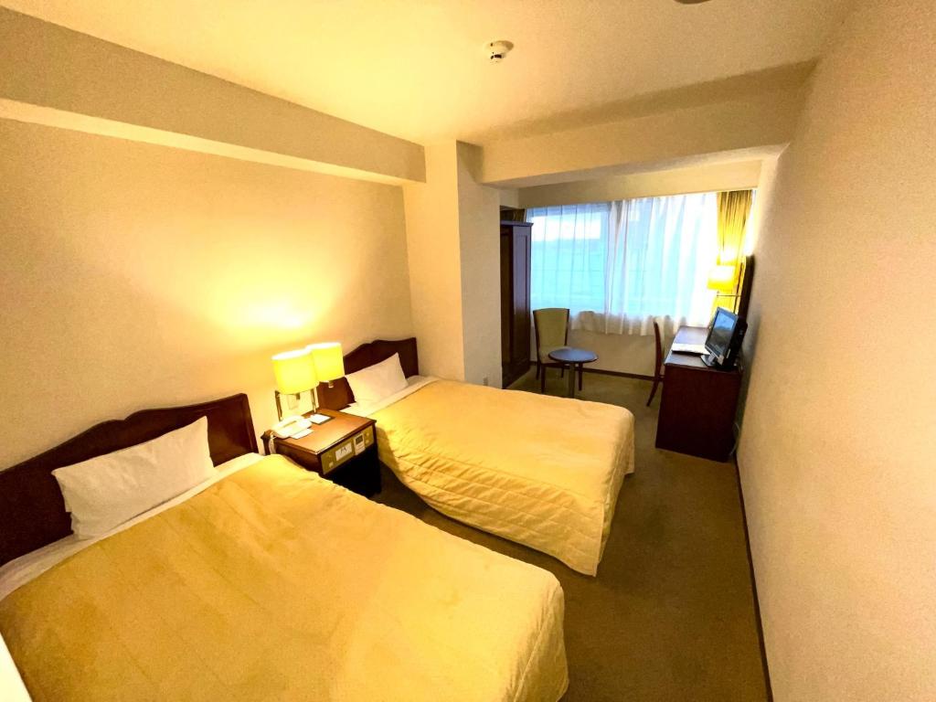 Ichihara Marine Hotel - Vacation STAY 01372v في Ichihara: غرفه فندقيه سريرين وتلفزيون
