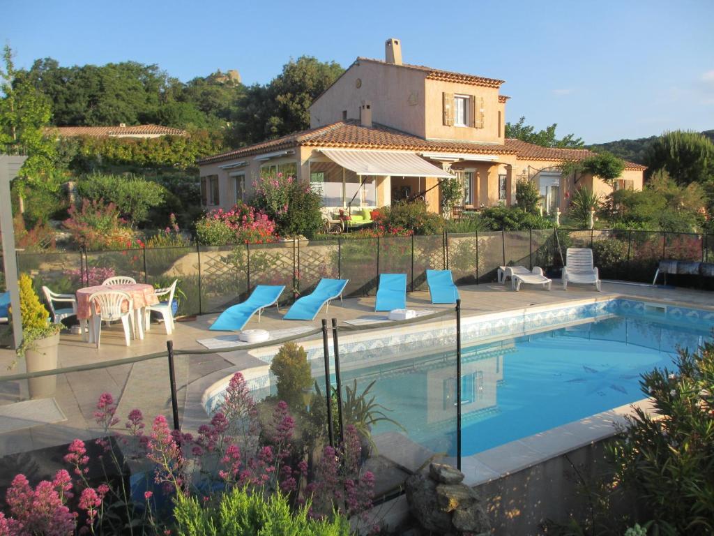 a villa with a swimming pool and a house at Appartement les Balcons d'Azur in Vernègues