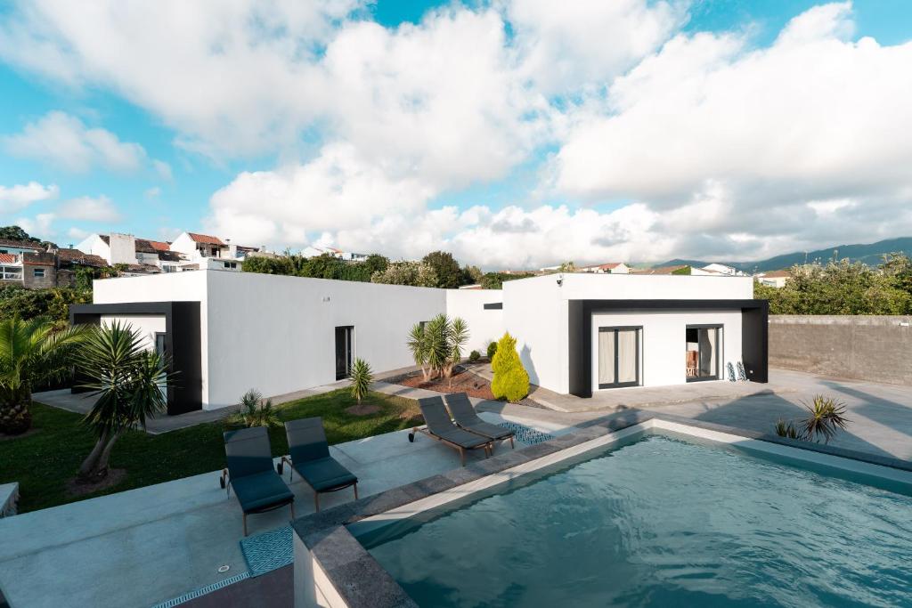 Villa con piscina y casa en Eco Surflodge Azores, en Ribeira Grande