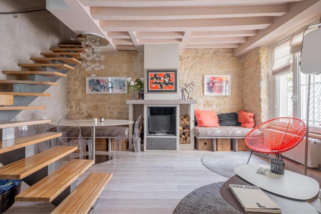 een woonkamer met een trap en een bank bij Veeve - Artistic Flamboyance in Boulogne-Billancourt