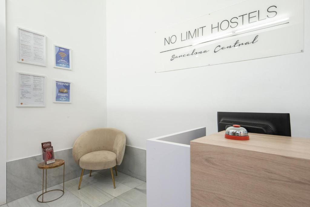 The lobby or reception area at No Limit Barcelona Central