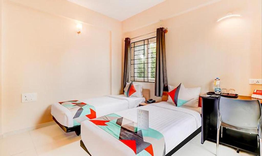 Un ou plusieurs lits dans un hébergement de l'établissement FabHotel BSR Inn, Indiranagar