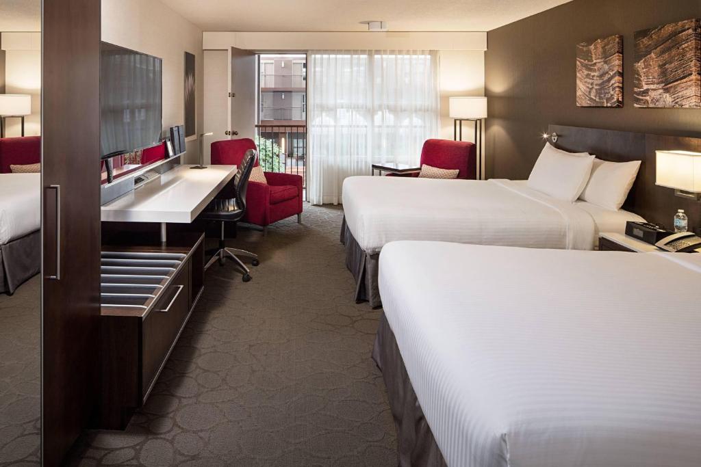 Postel nebo postele na pokoji v ubytování Delta Hotels by Marriott Calgary South