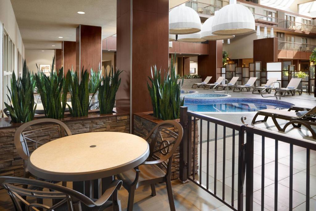 Bazén v ubytování Delta Hotels by Marriott Calgary South nebo v jeho okolí
