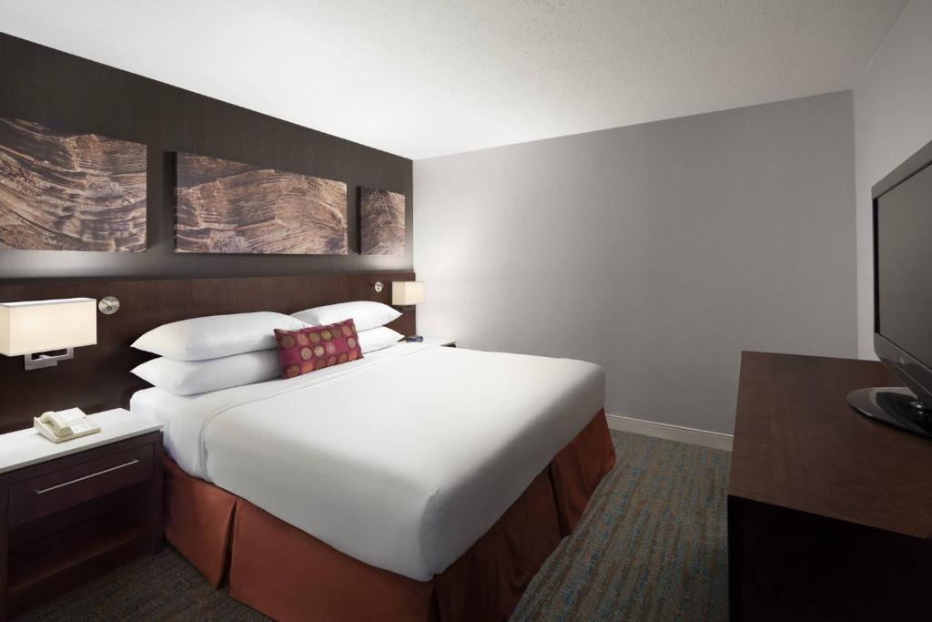 Postel nebo postele na pokoji v ubytování Delta Hotels by Marriott Calgary South
