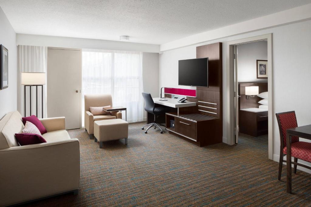 TV a/nebo společenská místnost v ubytování Delta Hotels by Marriott Calgary South