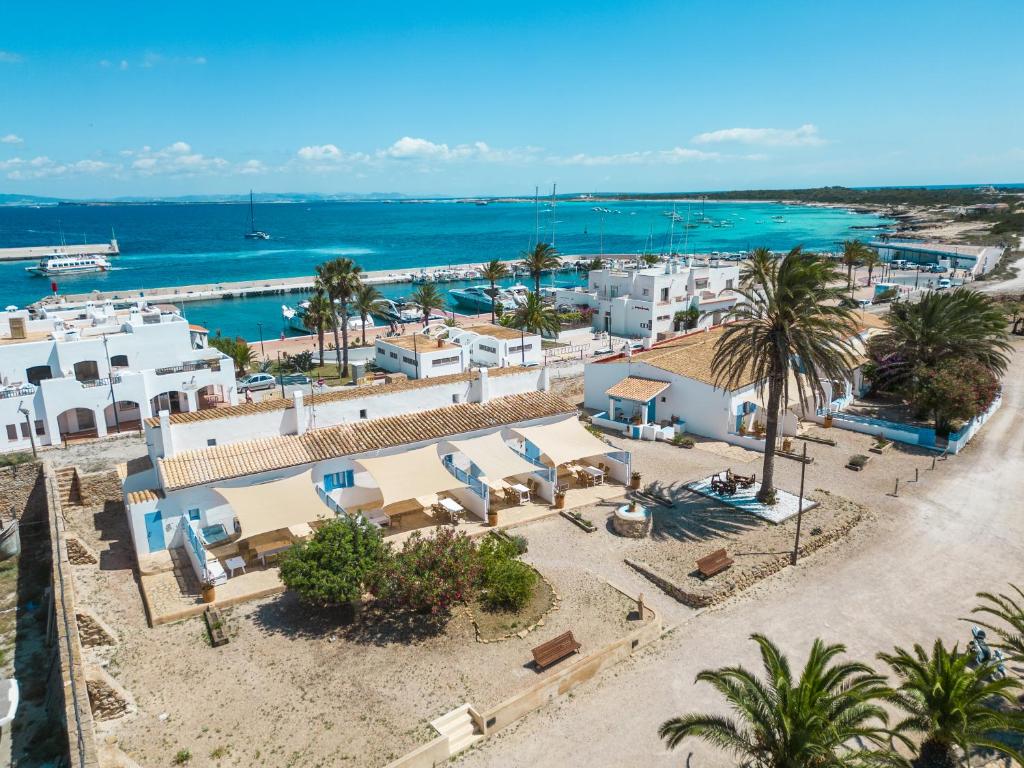 una vista aerea di un resort con oceano di Cas Saliners - La Savina a La Savina