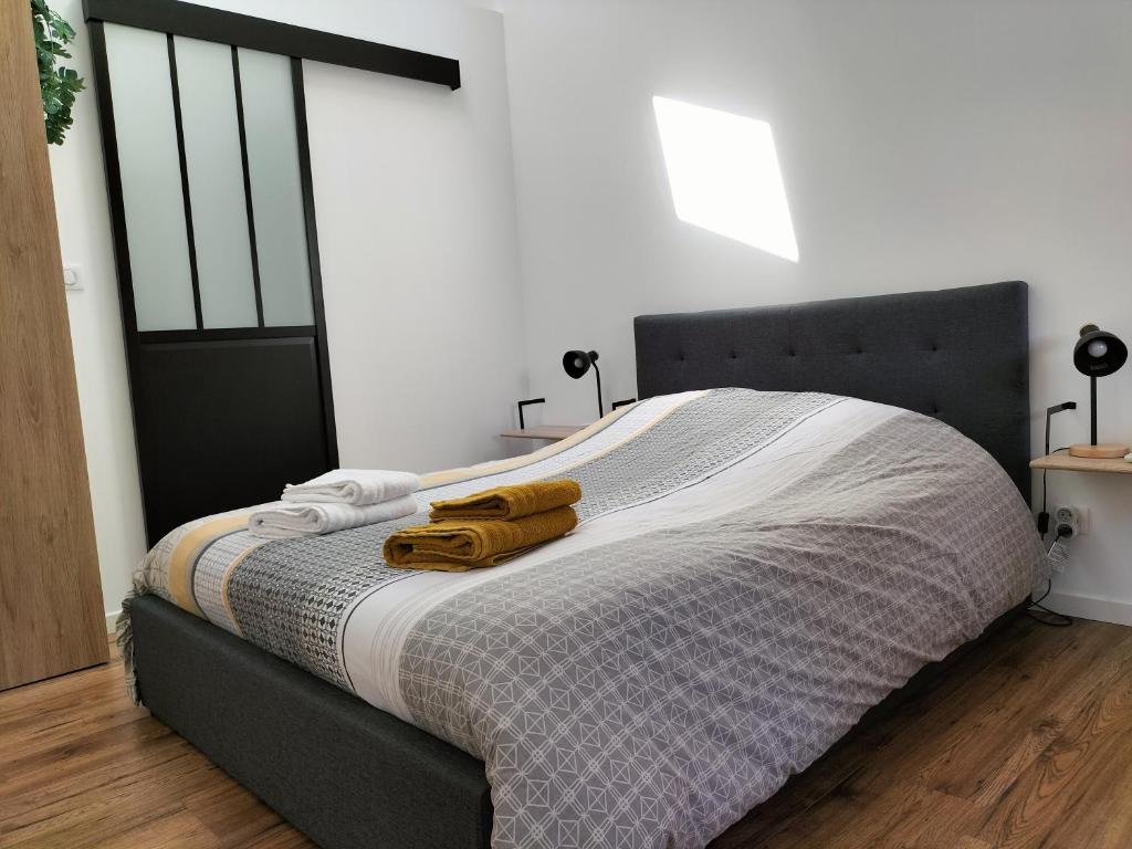 Postel nebo postele na pokoji v ubytování Studio - Au fond de la cour