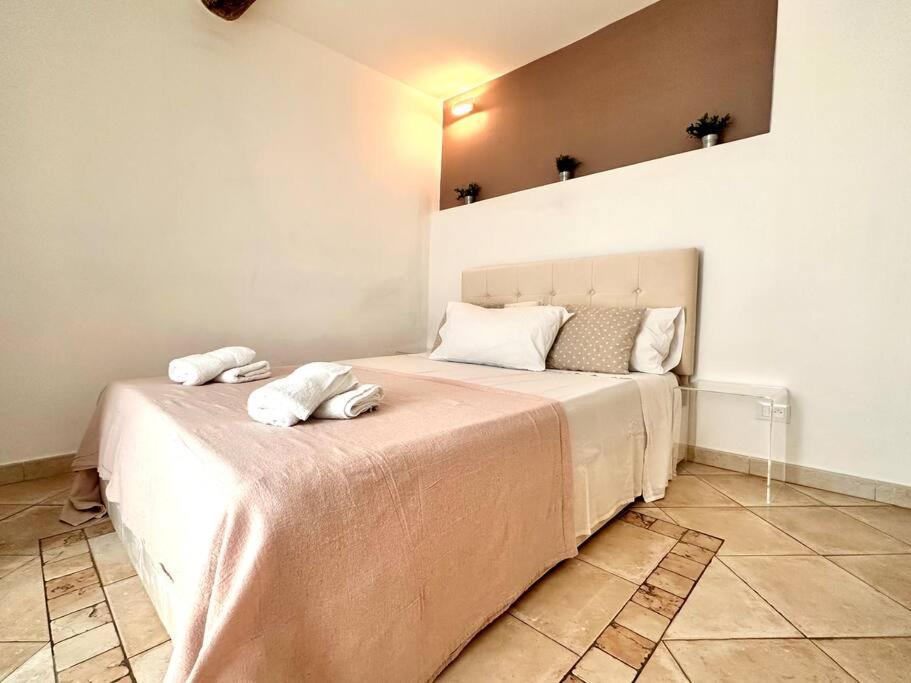une chambre avec un lit avec deux serviettes dessus dans l'établissement Un petit coin proche de la mer, à Menton