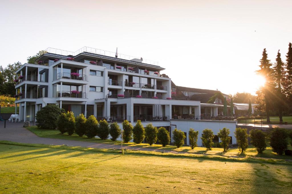 un gran edificio blanco con árboles delante de él en Das Vesper, en Sprockhövel