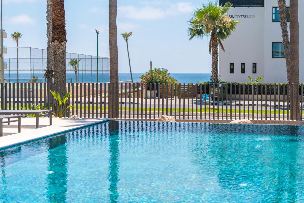 Bazén v ubytování Waterside Sea View Apartments nebo v jeho okolí