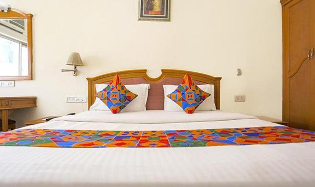 Postel nebo postele na pokoji v ubytování FabHotel Altus
