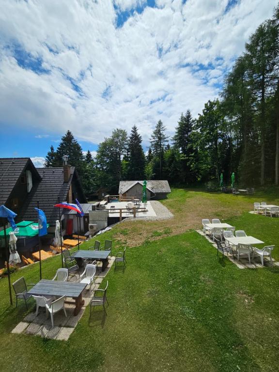 Aed väljaspool majutusasutust Čandrova koča