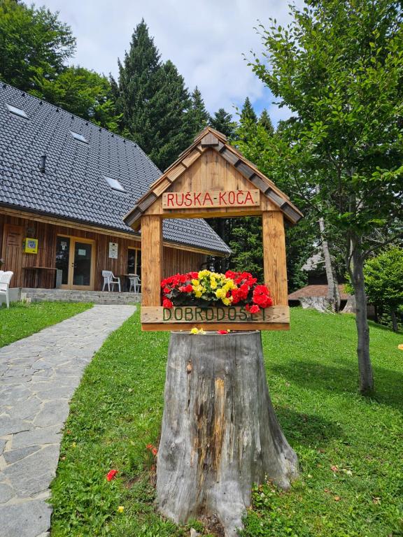 Aed väljaspool majutusasutust Čandrova koča