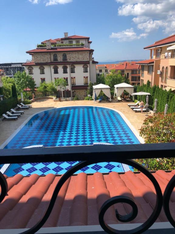 uma vista para uma piscina a partir de uma varanda em Апартамент VIP комплекс ARTUR em Sveti Vlas