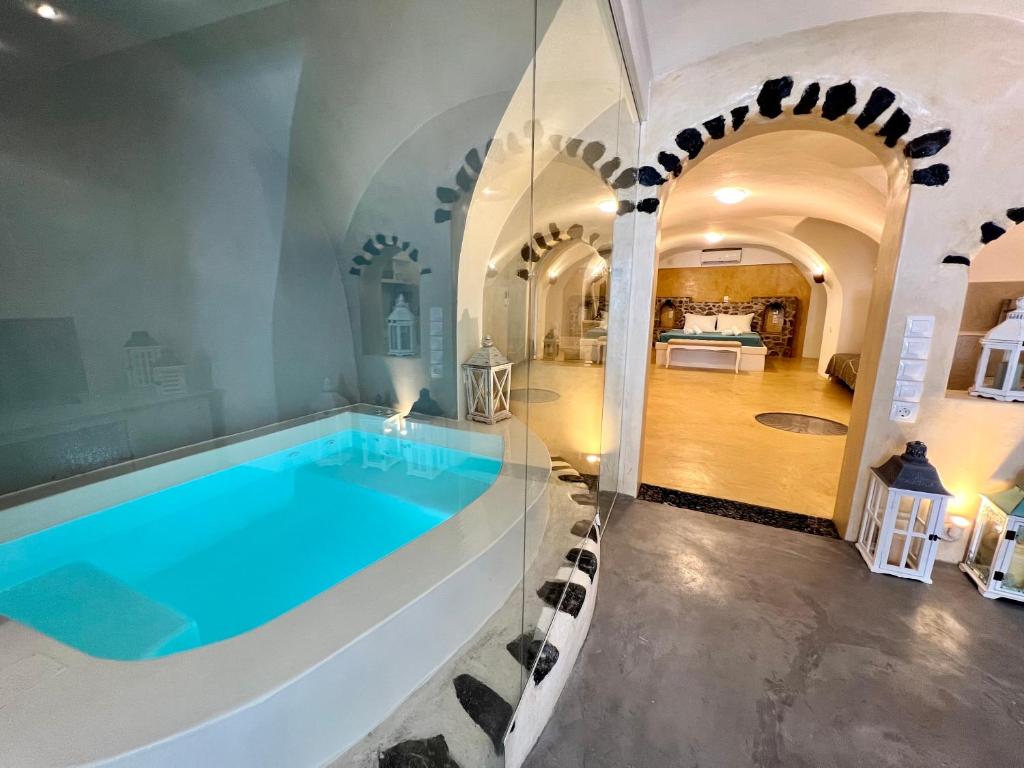 Basen w obiekcie Traditional Cave Villa-Paradise & Prive Jacuzzi lub w pobliżu