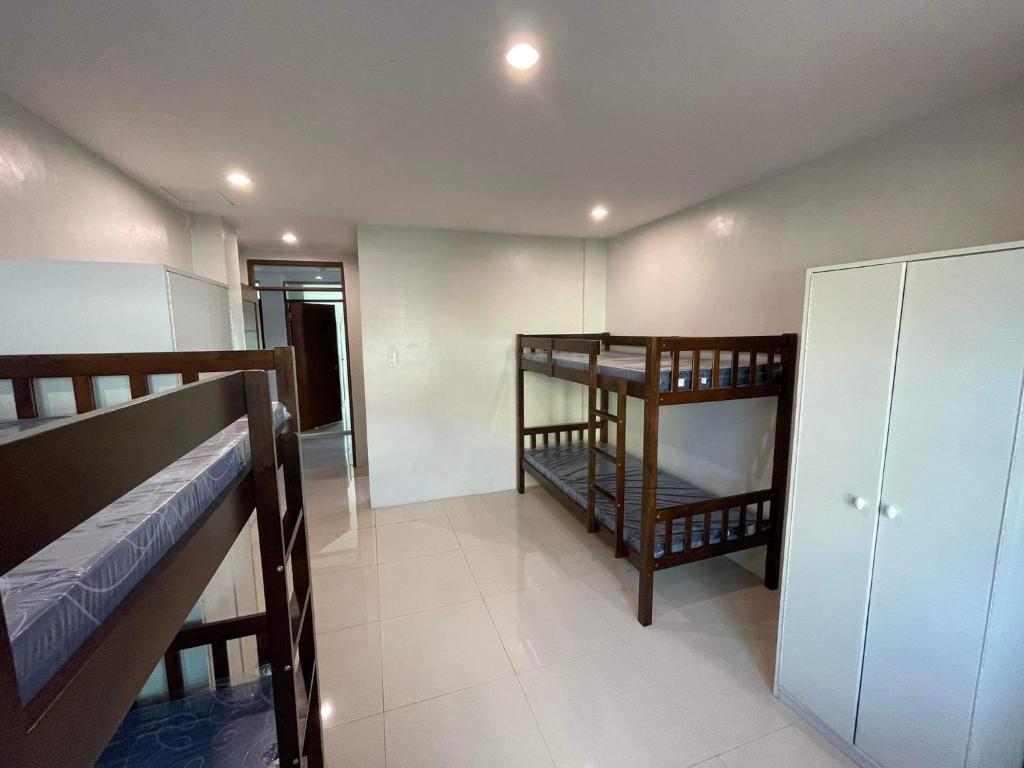 Postel nebo postele na pokoji v ubytování ABE Lodge Taguig
