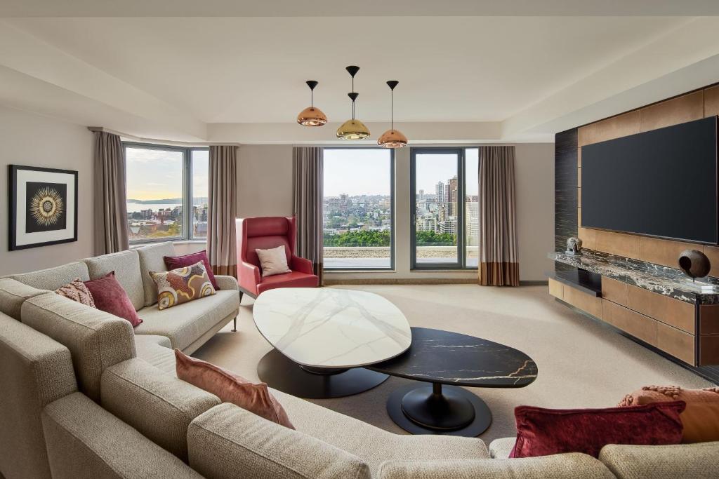 TV a/nebo společenská místnost v ubytování Sheraton Grand Sydney Hyde Park