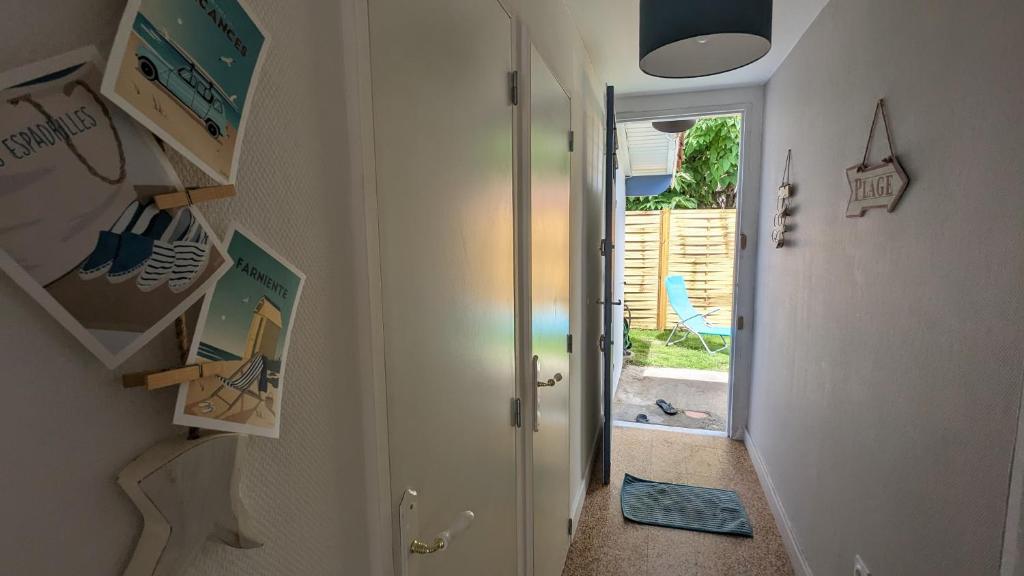 a hallway with a door leading to a patio at Andernos-Maison de centre-ville avec jardin in Andernos-les-Bains