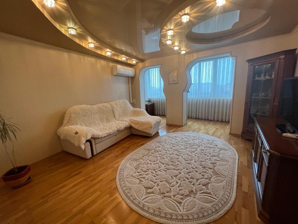 uma sala de estar com um sofá e um tapete em Bulvar em Ivano-Frankivsʼk