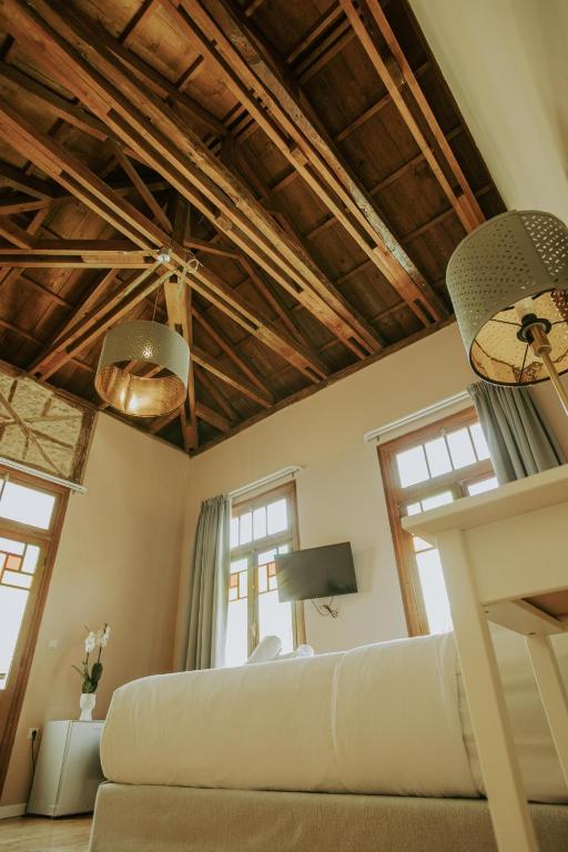 Televízia a/alebo spoločenská miestnosť v ubytovaní Porta Medina Boutique Hotel