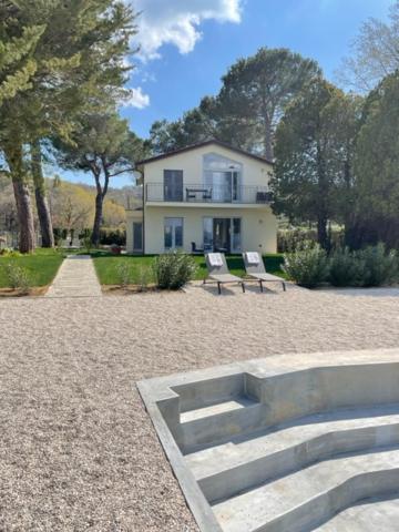 Φωτογραφία από το άλμπουμ του The Boathouse, at the lake σε Magione