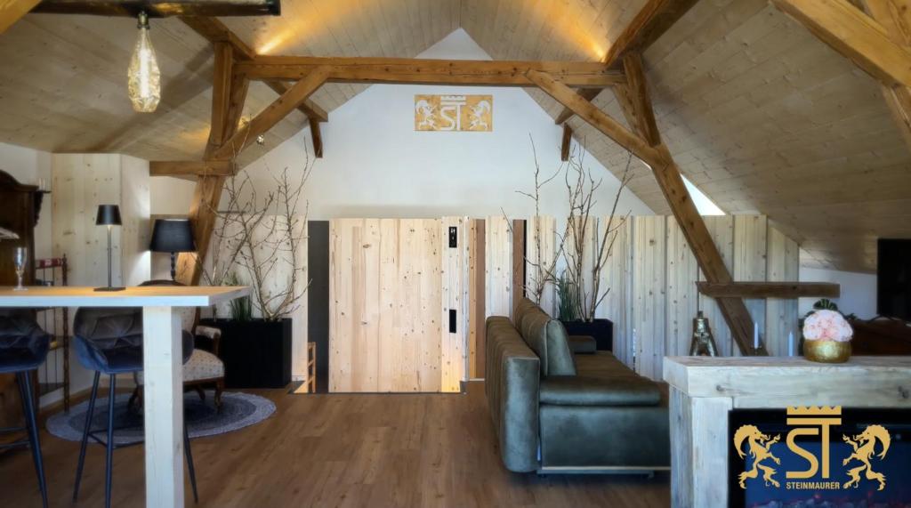 Chalet Münsterstadl في ألتمونستر: غرفة معيشة مع جدران خشبية وعوارض خشبية