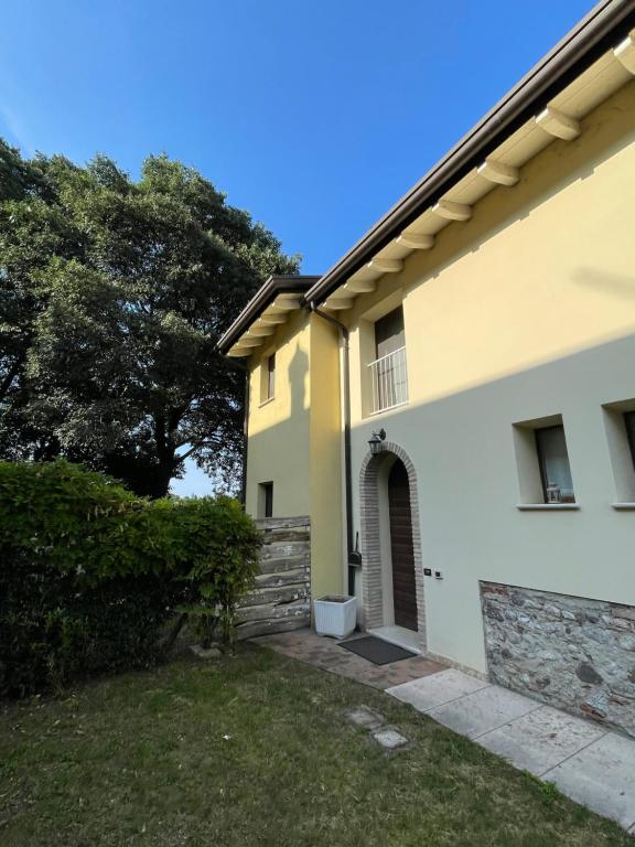 - une vue sur une maison depuis l'allée dans l'établissement B&B Il Melograno, à Monzambano