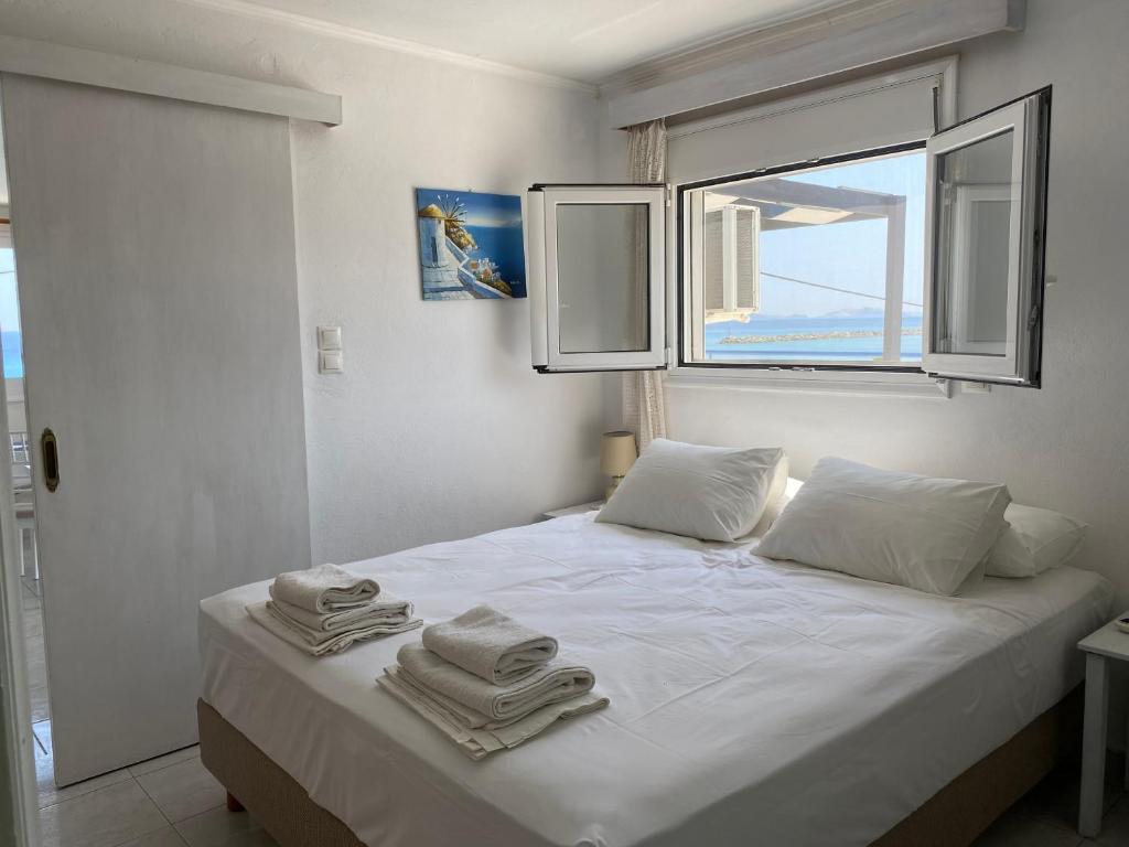 Postel nebo postele na pokoji v ubytování Annoula Studios and Apartments