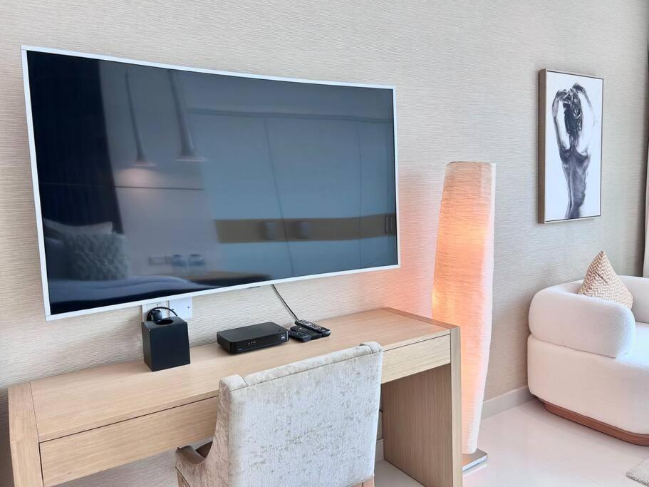 Fotografie z fotogalerie ubytování NEW! Stunning Studio with Canal View Business Bay v Dubaji