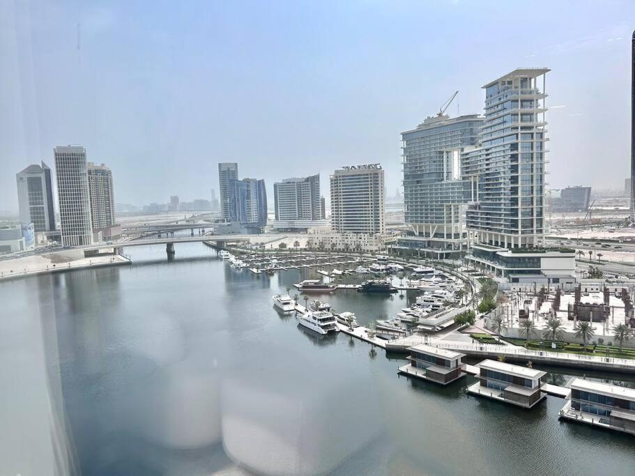 Fotografie z fotogalerie ubytování NEW! Stunning Studio with Canal View Business Bay v Dubaji