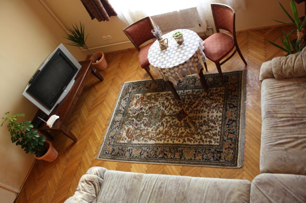 考洛喬的住宿－Mozaik Apartman，享有带桌椅的客厅的顶部景色。