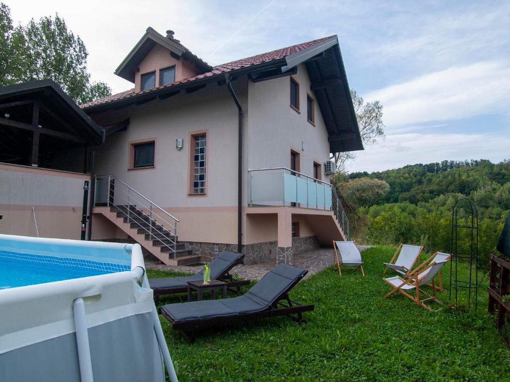 una casa con piscina en el patio en Holiday house Zarja - with sauna and hot tub, en Bizeljsko