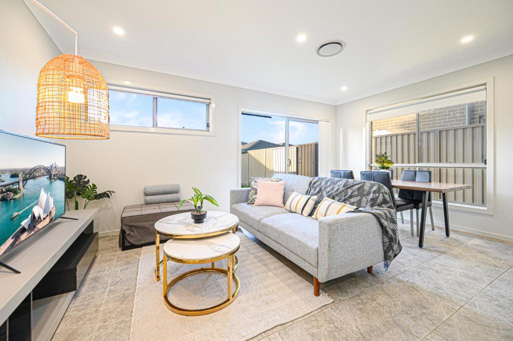 Χώρος καθιστικού στο Bardia Convenient Adorable Modern 4 Br House