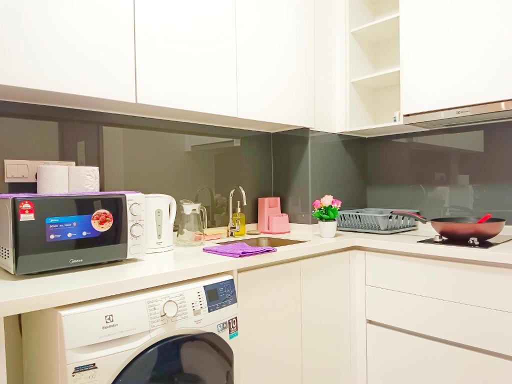 Kuchyň nebo kuchyňský kout v ubytování Medini Elysia Park , 3 min to Legoland, Netflix By Hint Homestay