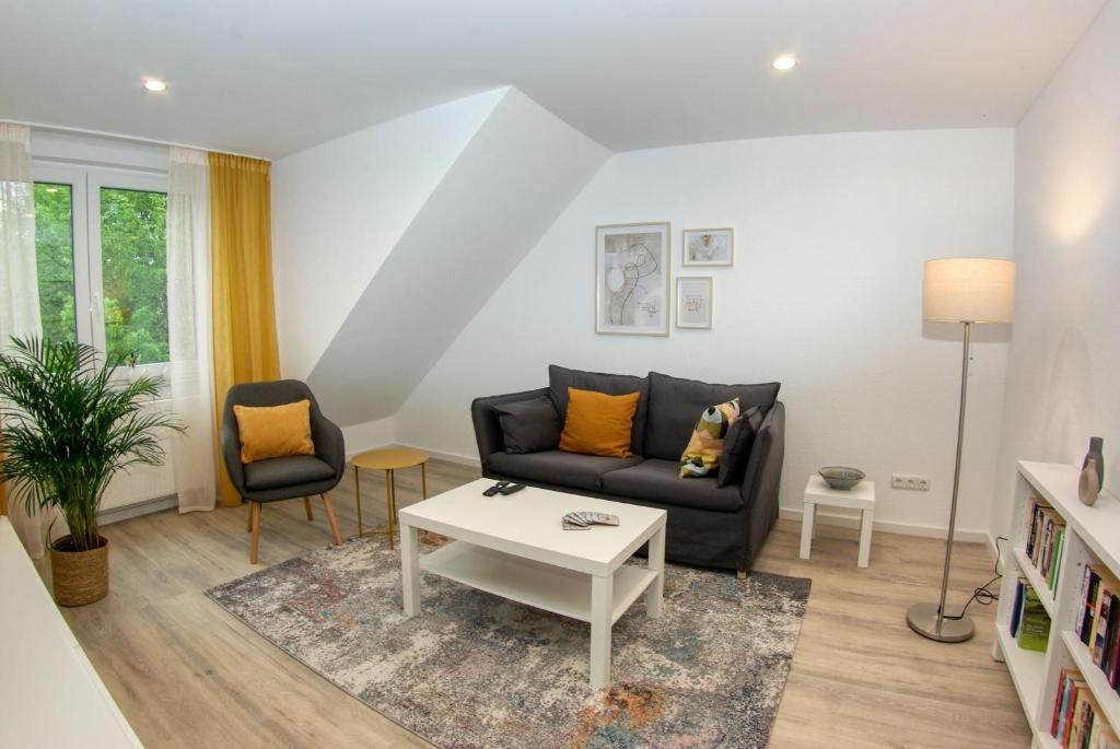 ein Wohnzimmer mit einem Sofa und einem Tisch in der Unterkunft 2,5 Zimmer Wohnung Westfalenhalle und Universität fußläufig in Dortmund