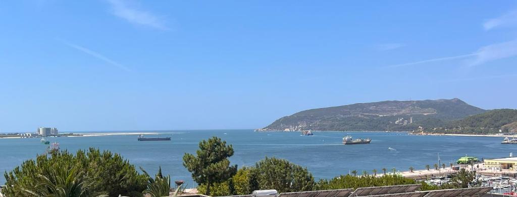 - une vue sur une étendue d'eau avec des bateaux dans l'établissement Sunset Bay View, Renovated Apt, By TimeCooler, à Setúbal