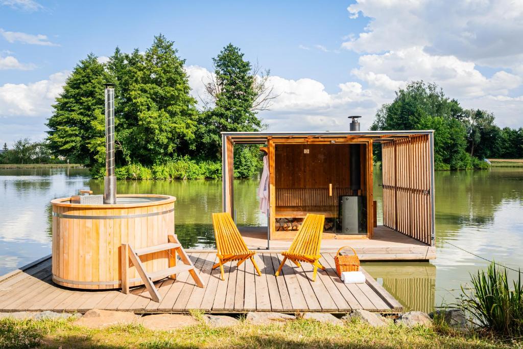 Fotografie z fotogalerie ubytování Rybník Plovoucí Sauna Glamping v destinaci Mladeč